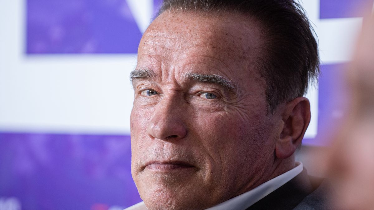 Netflix ukazuje Schwarzeneggera jako hodného dědu s bicepsy. Pravda je složitější
